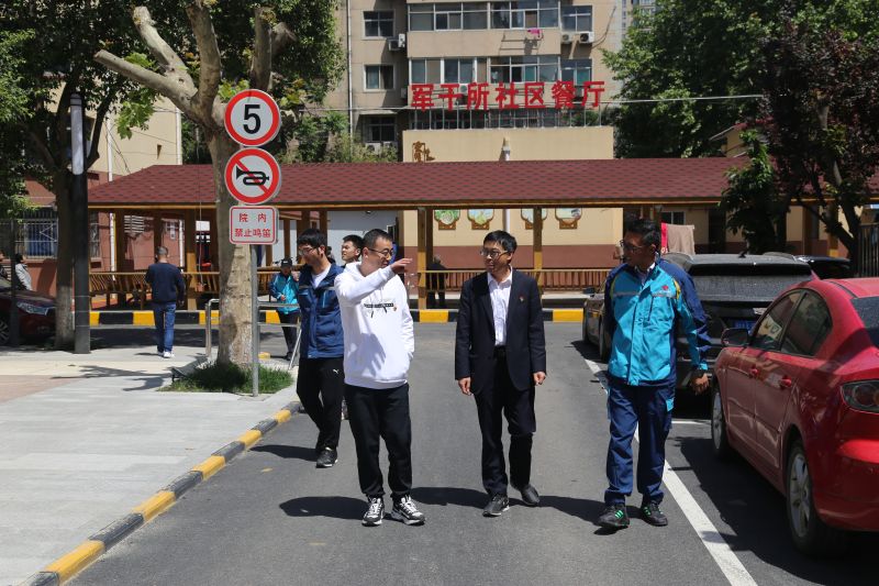 4.開新局——社區(qū)負責人、監(jiān)理和小區(qū)居民代表現(xiàn)場參觀改造后的老舊小區(qū)